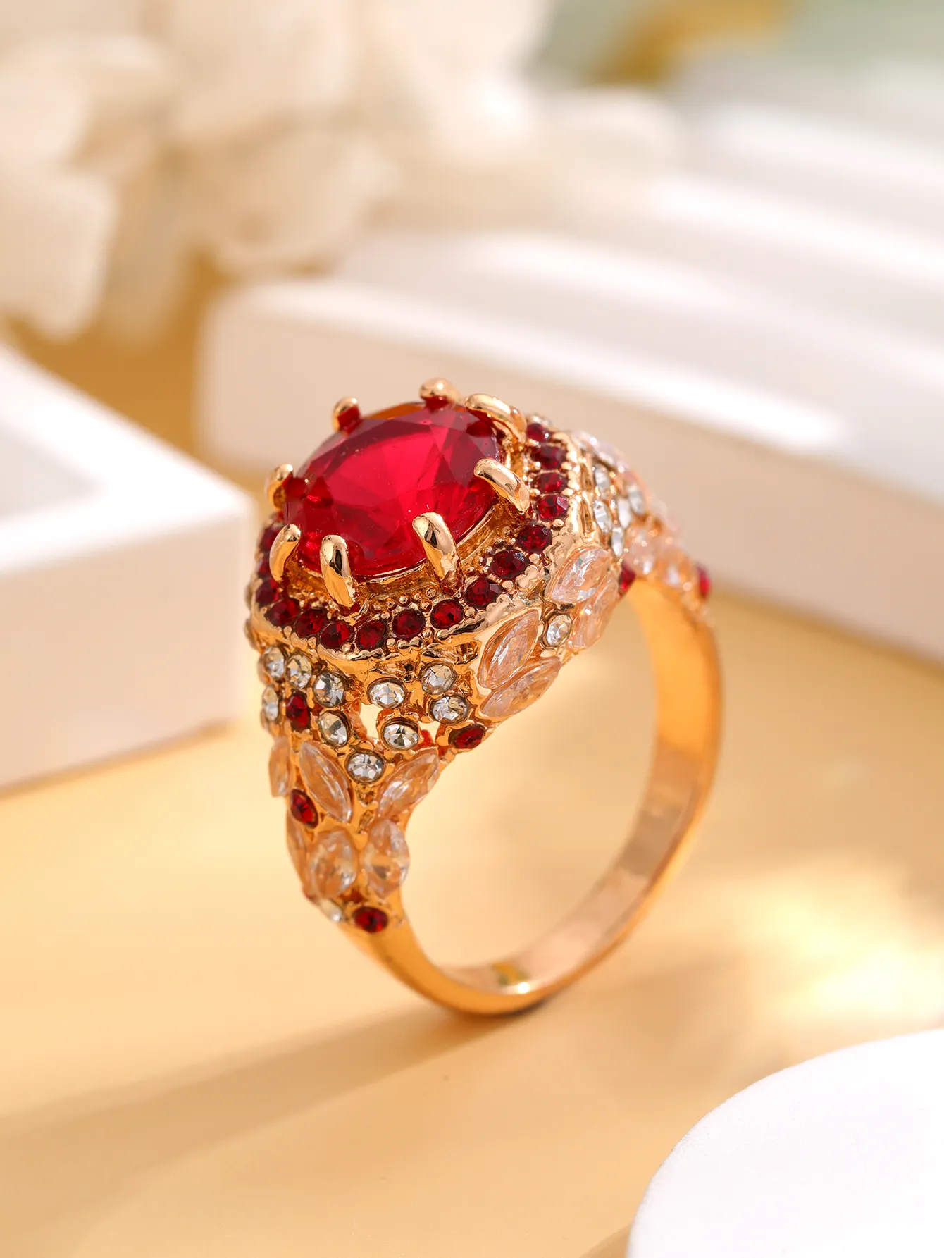 महिलाओं के लिए आभूषण फैशन ट्रेंड हल्के लक्जरी व्यक्तित्व शैली लाल जिक्रोन हीरे की 18k अंगूठी