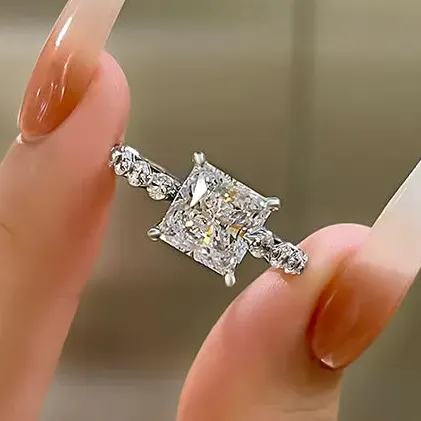 Huitan imita gli anelli di fidanzamento delle donne in argento Moissanite Princess Cut Cubic Zirconia CZ Wedding Promise Rings