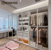 Conception de dressing moderne et luxueux sur mesure avec planification de rangement flexible pour les intérieurs de chambre de villa