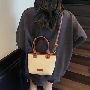 กระเป๋าสะพายทรงอานม้าสไตล์วินเทจสำหรับผู้หญิง ทำจาก PVC เหมาะสำหรับงานแต่งงานริมชายหาด ประดับคริสตัล ปิดด้วยซิป บุด้วยผ้าแคชเมียร์ พร้อมสายสะพายเอว - Product Image 5