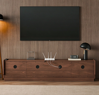 Console multimédia à profil bas avec plusieurs tiroirs de rangement, meuble de divertissement en bois Japandi pour salon