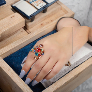 Bague en cristal plaqué or pour femme, avec grappe de strass colorés, idéale pour mariage ou cadeau de fête - Product Image 2