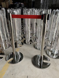 Poste de separación telescópico apilable de acero inoxidable plateado con barandilla en forma de U para colas y bancos - Product Image 2