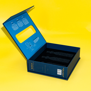 Logotipo personalizado Laminación brillante Papel de cartón magnético de lujo Caja de embalaje de champán azul con ventana - Product Image 2