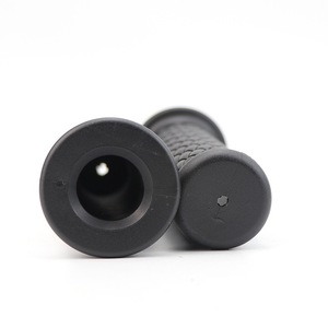 Puños de Motocicleta Personalizados Negros de 7/8'' Estilo Bobber Chopper, de Aluminio y Goma con Púas de Carreras, Accesorios para Moto de 22mm - Product Image 3