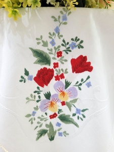 Nappe carrée en coton blanc faite à la main avec ourlet festonné et fleurs colorées brodées, lavable, pour la maison/l'hôtel/le restaurant - Product Image 4