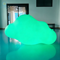 Décoration publicitaire gonflable en forme de nuage suspendu avec éclairage LED, installation artistique de nuage flottant pour la décoration d'événements et de fêtes