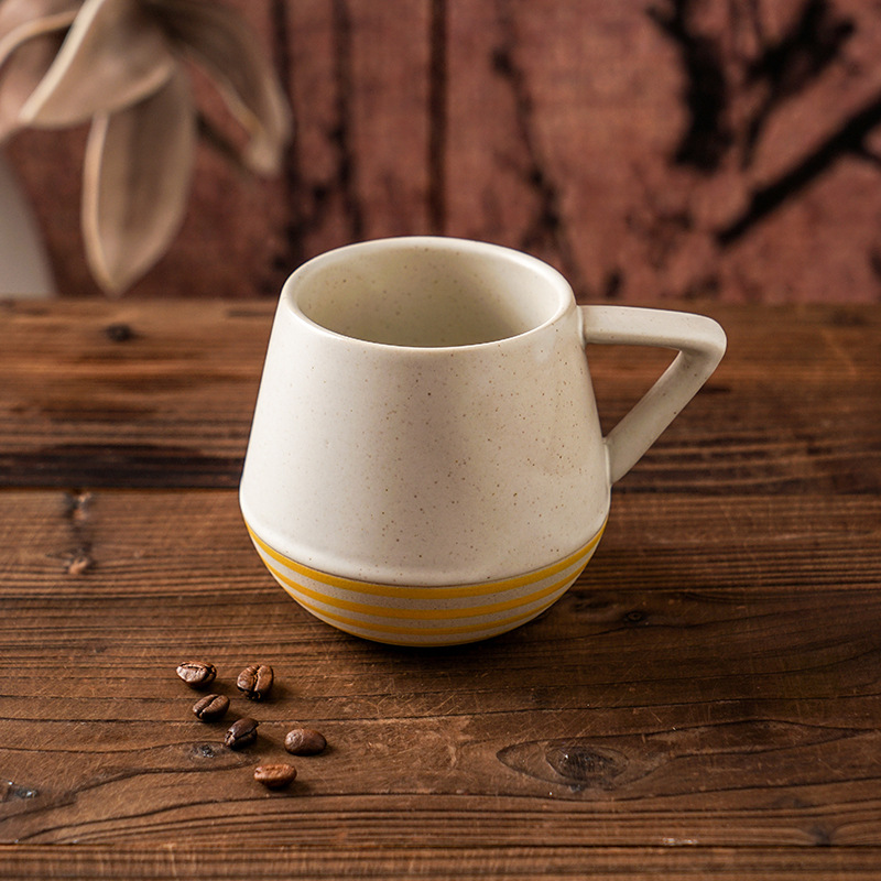 Taza redonda con rayas amarillas.