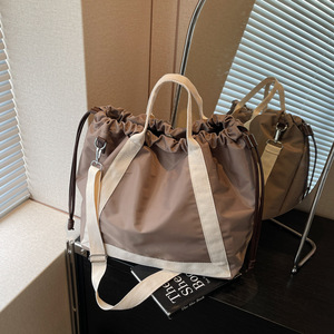 Sac à bandoulière vintage marron avec cordon de serrage et sangle blanche, en tissu légèrement résistant à l'eau, pour homme et femme, idéal pour le yoga, la natation et les trajets quotidiens - Product Image 5