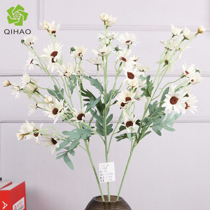 Fleur artificielle QIHAO, marguerite à 5 branches, en plastique et soie, haute simulation, pour décoration de mariage et ornement de salon - Product Image 1