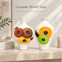 Vase à fleurs en céramique élégant Jossin avec un design de forme unique, œuvre d'art peinte à la main, finition céramique mate, décoration moderne pour la maison