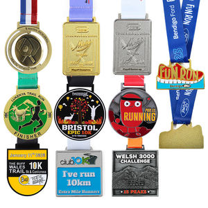 Medalla chapada en <span class=keywords><strong>oro</strong></span> del Día <span class=keywords><strong>Nacional</strong></span>, con diseño <span class=keywords><strong>de</strong></span> maratón, ballet, caballo alemán <span class=keywords><strong>de</strong></span> la Segunda Guerra Mundial, deportes tradicionales y estampado troquelado. - Product Image 1