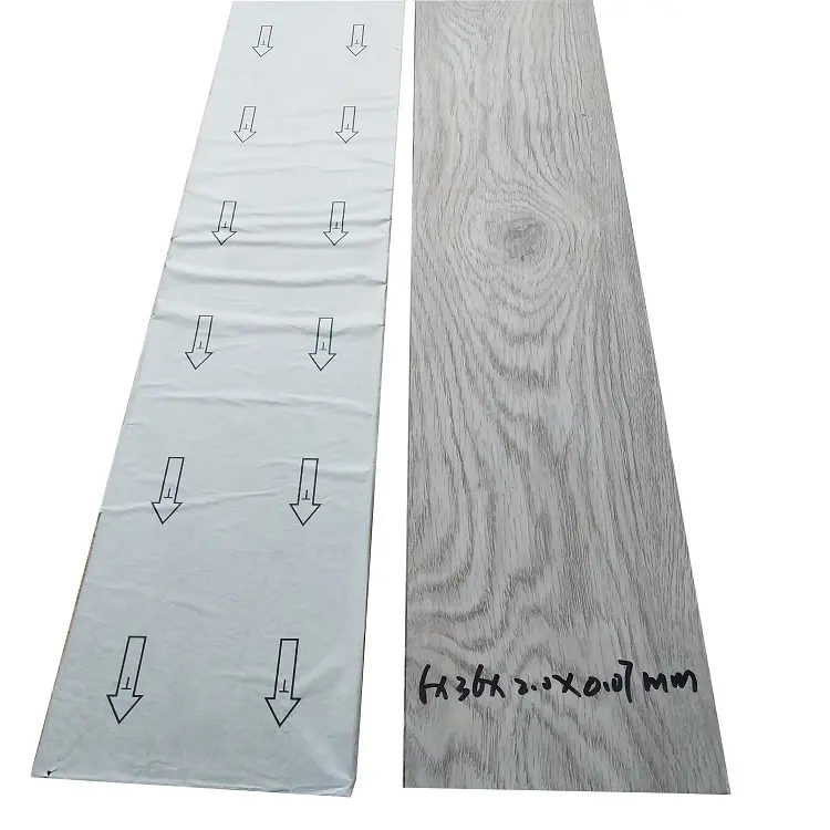 Proveedores de China de alta final aplicación comercial adhesivo de azulejo de piso de material de <span class=keywords><strong>pvc</strong></span> de textura de madera de tabla de