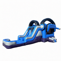 Château gonflable commercial en PVC rouge et bleu avec toboggan pour enfants, idéal pour les événements extérieurs et la location de matériel événementiel