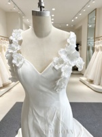 Robe de mariée sirène minimaliste florale à épaules dénudées, col en V, en satin de luxe, avec traîne chapelle, personnalisable