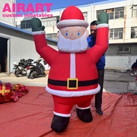 Père Noël gonflable sur pied aux bras levés, ventre proéminent, personnalisé et amusant pour les fêtes de Noël