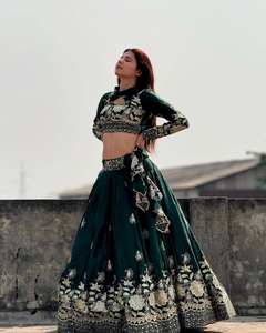 Hermoso Lehenga Choli Tradicional de Seda Chinon Pesada con Lentejuelas de 5 mm y Bordado Zari de Secado Rápido, Nuevo para Bodas y Fiestas Pakistaníes e Indias - Product Image 3