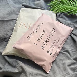 Bolsas de Envío de Poliéster Rosa Mate Personalizadas con Impresión Negra - Bolsas de Envío Impermeables para Cosméticos y Marcas de Boutique - Product Image 1