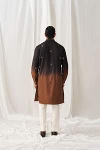 KURTA EN SOIE ATTRACTIVE POUR HOMMES AVEC PANTALON POLO et BRODERIE IMPRIMÉ TRAVAIL KOTI Achkan Bandhgala Sherwani - Product Image 6