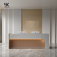 Salon d'hôtel Design moderne 1.8m Logo personnalisé MFC Comptoir en bois Réception bureau blanc Réception Table de réception