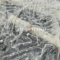 Tissu en dentelle florale 3D blanc ivoire avec sous-couche en tulle noir brodé de fleurs pour robe de mariée et robe de soirée
