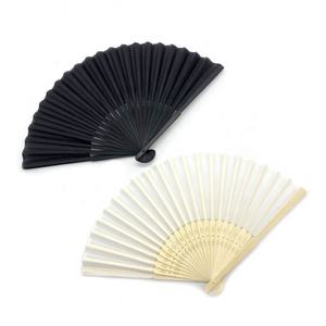 Ventilateur à main de style art populaire en satin personnalisé Éventails en papier en bambou avec ventilateur portatif en plastique au design sculpté - Product Image 1