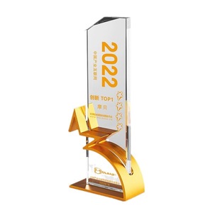 Trophée en cristal avec trophée en métal gravé en forme de pentagramme - Product Image 5