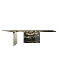 Table à manger en marbre à profil irrégulier Dream Home, dalle de marbre naturel brillant avec pieds en métal poli, table à manger d'intérieur de luxe