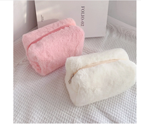 Vente en gros PURDORED Mignon Fourrure Trousse de Maquillage pour Femmes Fermeture Éclair Grand Sac Cosmétique de Couleur Unie Voyage Maquillage Trousse de Toilette Pochette de Lavage