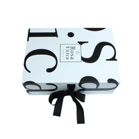 Boîte d'expédition en carton de luxe personnalisable avec fermeture magnétique à ruban pliable pour emballage de perruques, vêtements et t-shirts