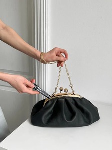 Sac à main en cuir pour femme de qualité supérieure avec chaîne élégante, design raffiné pour les occasions spéciales et les célébrations, disponible à la vente - Product Image 6