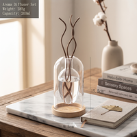 Bouteille diffuseur d'arômes en verre transparent rond vide de luxe OEM ODM 130 ml 200 ml personnalisée avec base en bois pour la maison