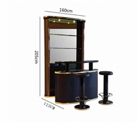 Armoire à vin de luxe incurvée avec étagères en verre et finitions dorées pour une zone de divertissement haut de gamme à domicile