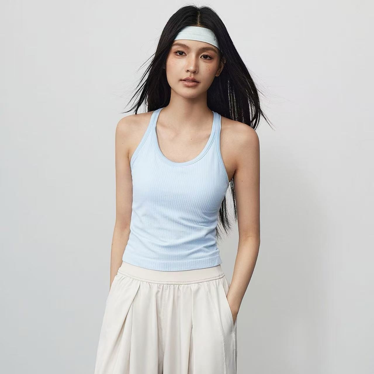 Women's Polyamide Sports Vest Tank Top-Sweat-Wicking Outdoor Fitness Top for Pilates Running & Yoga