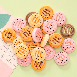 Miniatura de resina de imitación de chocolate, pan, tarta de huevo, galletas y alimentos secos, hecha a mano, para joyería y adorno. - Product Image 2