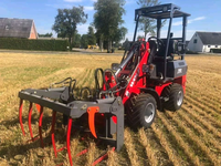 China Bestseller Wolf 750 Mini 600 kg Mini Hoflader mit Breiteren Reifen/Gabel für Gras/Geschlossener Kabine/Teleskoparm