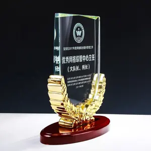 Benutzer definiertes Logo Laser gravur K9 Crystal Shield Memento Crystal Glass Plaque Award mit Weizen holz basis