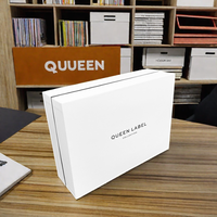 Boîtes cadeaux de luxe en carton blanc rigide avec couvercle amovible gaufrage de feuille d'or avec logo personnalisé pour la protection des sous-vêtements
