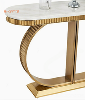 Table console moderne de luxe avec plateau en marbre noir et piètement en acier inoxydable doré, table console de luxe en métal doré pour hall d'hôtel