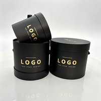 Boîte à chapeau ronde en forme de fleur avec couvercle, boîte cadeau cylindrique en papier noir mat avec logo en feuille d'or et poignée en ruban, taille et couleur personnalisées