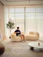 Sofá Curvo de Madera Reclinable de Una Plaza, Estilo Italiano, Estilo Crema, Lujo Ligero, para Apartamentos Pequeños, Sala de Estar, Tienda de Ropa, Salón de Belleza