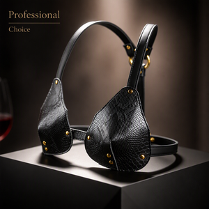Soutien-gorge harnais en cuir imprimé serpent noir de luxe, texture serpentine, lingerie BDSM avec rivets dorés pour femme - Product Image 1
