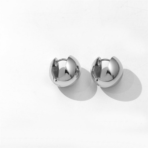 Pendientes Geométricos Unisex de Aro Hueco con Bolas Redondas, Chapados en Oro, de Acero Inoxidable Hipoalergénico, Estilo Vintage - Product Image 1