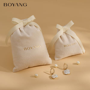 Pochette cadeau de luxe personnalisée avec logo Boyang, sac d'emballage en velours pour bijoux avec cordon de serrage - Product Image 1