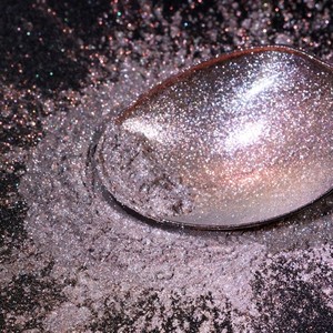 Poudre de pigment cosmétique à paillettes violettes, effet caméléon aurore, pour applications en résine époxy et maquillage - Product Image 2