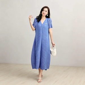 Venta al por mayor directa de fábrica: Vestido plisado con textura de chevron artístico, estilo Miyake, cuello en V, adelgazante diagonal, largo midi, <span class=keywords><strong>moda</strong></span> 2026 - Product Image 4