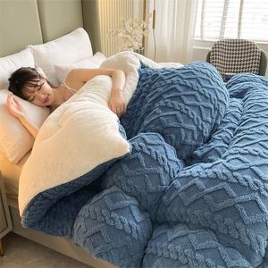 Piumino <span class=keywords><strong>Invernale</strong></span> in Velluto Jacquard a Quadri, Morbido e Caldo, Tinta Unita, Misura King Size, Copripiumino in Velluto di Agnello per Letto - Product Image 2