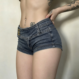 Shorts en jean streetwear tendance à fermeture boutonnée – Shorts en jean taille basse Y2K à multiples boutons pour femme - Product Image 4