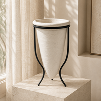 Vase en céramique moderne avec support en fer noir, vase décoratif sculptural de forme conique blanche pour la décoration de table console