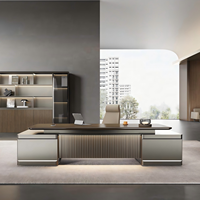 Bureau de direction en forme de L de 48 mm, grain de noyer Zhuoran, panneau LED côtelé, prise intégrée pour suite de bureau complète